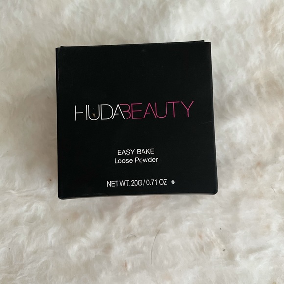 Huda beauty Easy bake loose & Setting powder - Picture 2 of 3